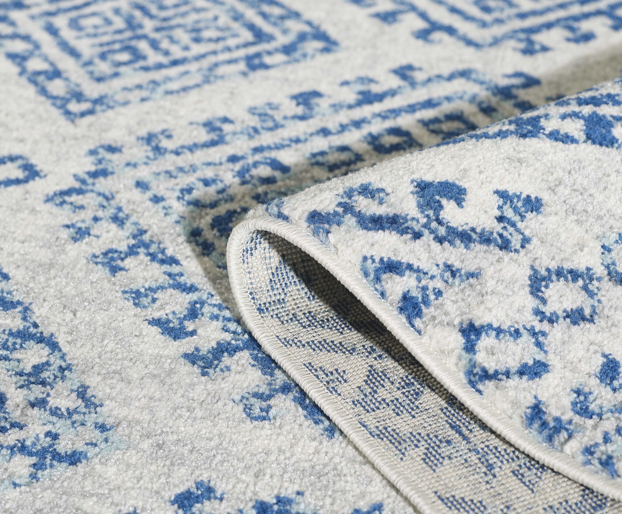 5' X 7' Ivory Or Blue Aztec Diamond Area Rug