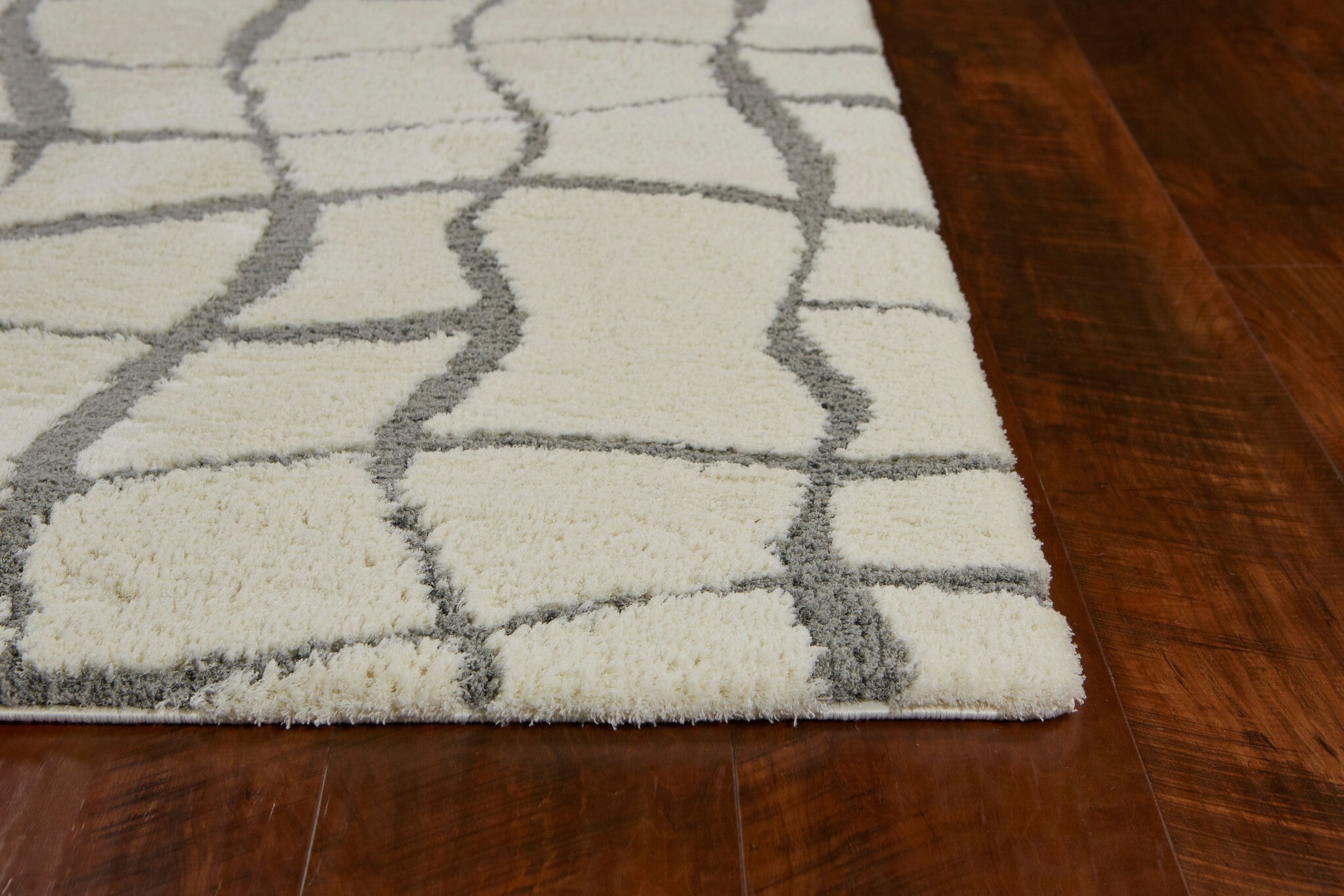 5'X7' Ivory Machine Woven Abstract Indoor Shag Rug