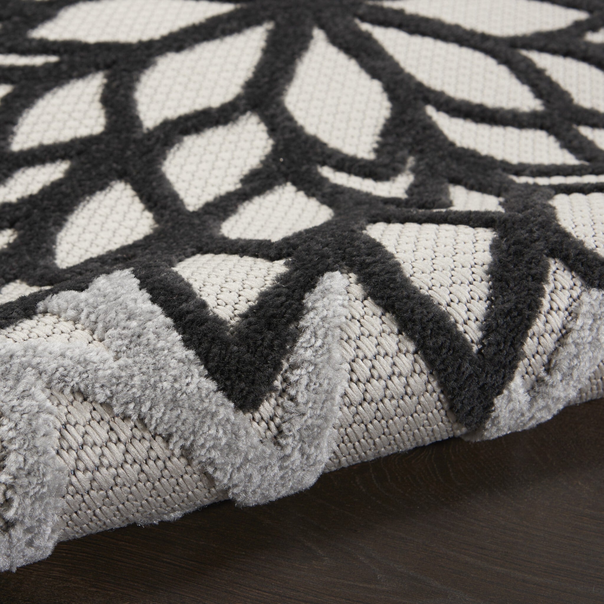6' X 9' Black Gray White Indoor Outdoor Area Rug