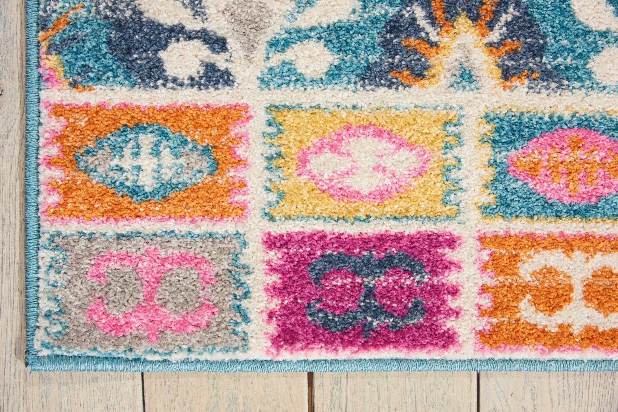 4' X 6' Multicolor Ogee Pattern Area Rug