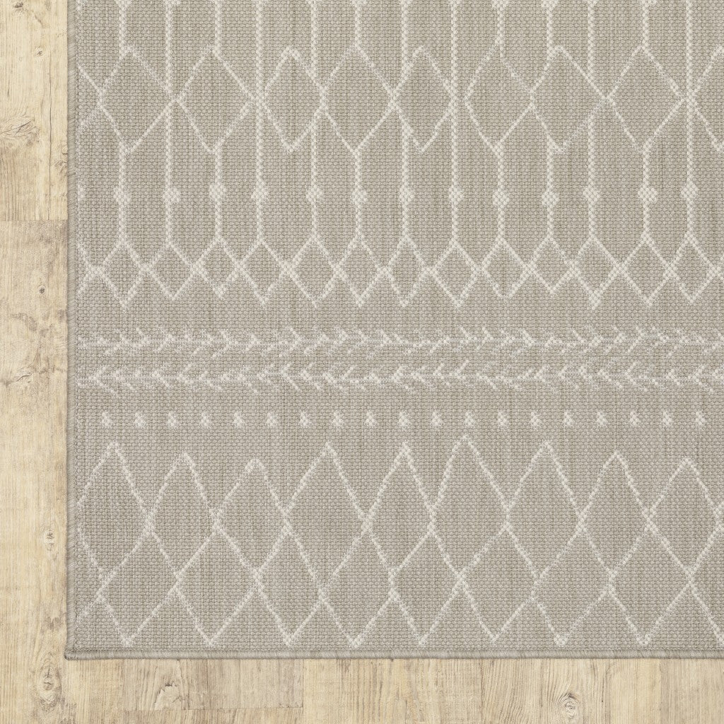 5'X7' Gray And Ivory Geometric Indoor Outdoor Area Rug