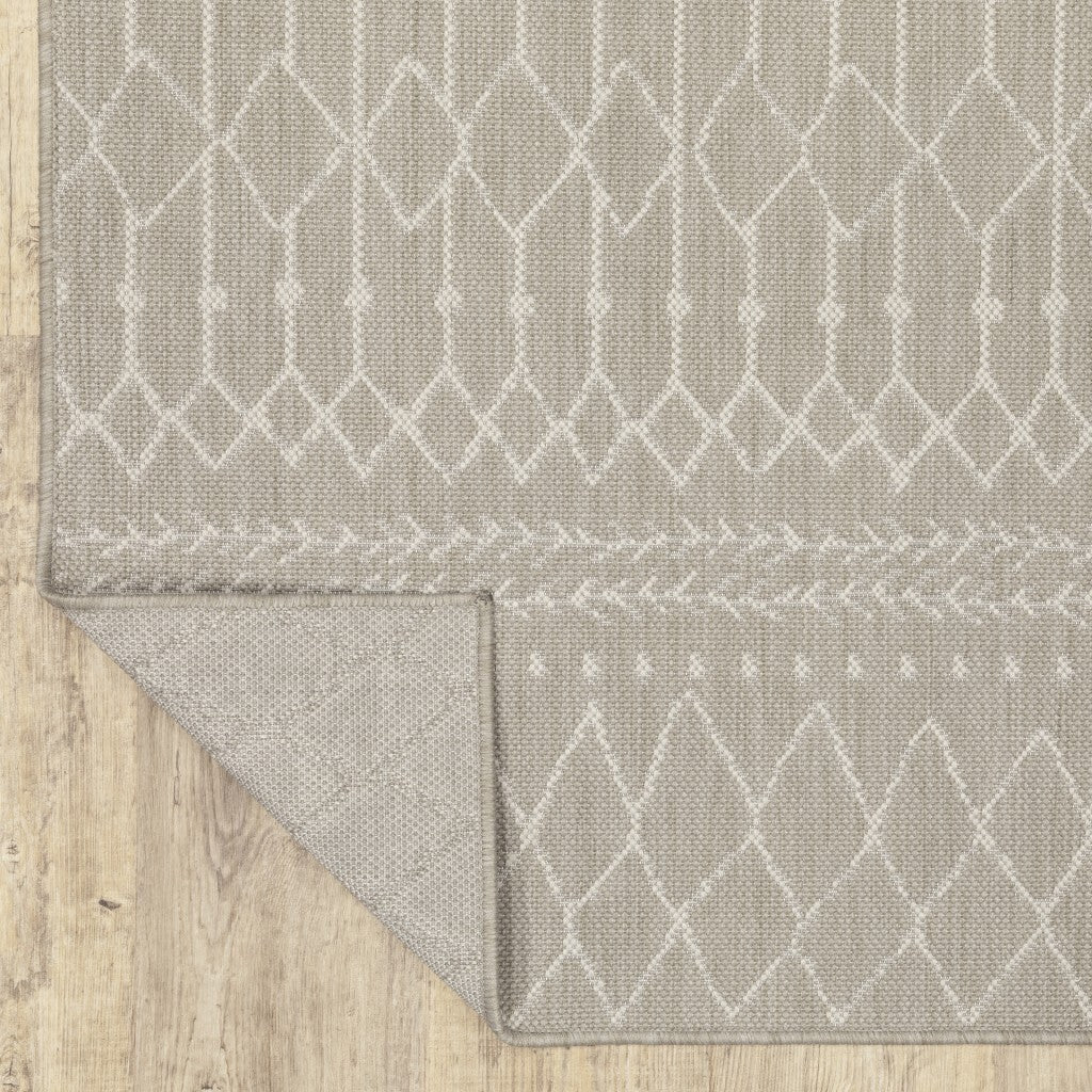 5'X7' Gray And Ivory Geometric Indoor Outdoor Area Rug