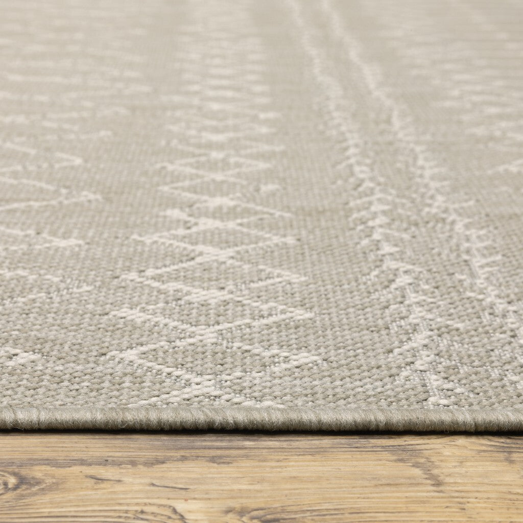 5'X7' Gray And Ivory Geometric Indoor Outdoor Area Rug
