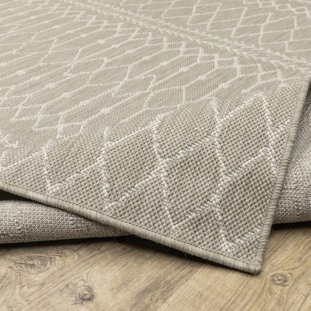 5'X7' Gray And Ivory Geometric Indoor Outdoor Area Rug