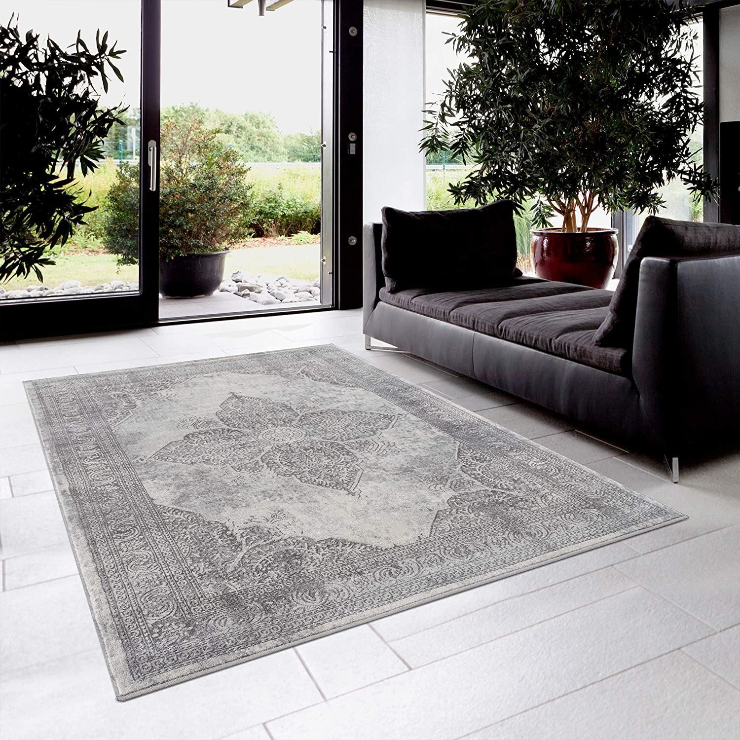 2' X 4' Gray Distressed Medallion Area Rug