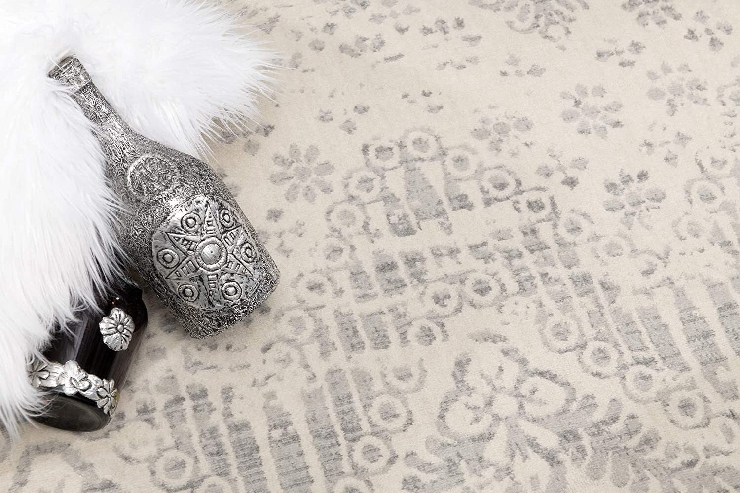 8' X 11' Ivory Distressed Ikat Pattern Area Rug