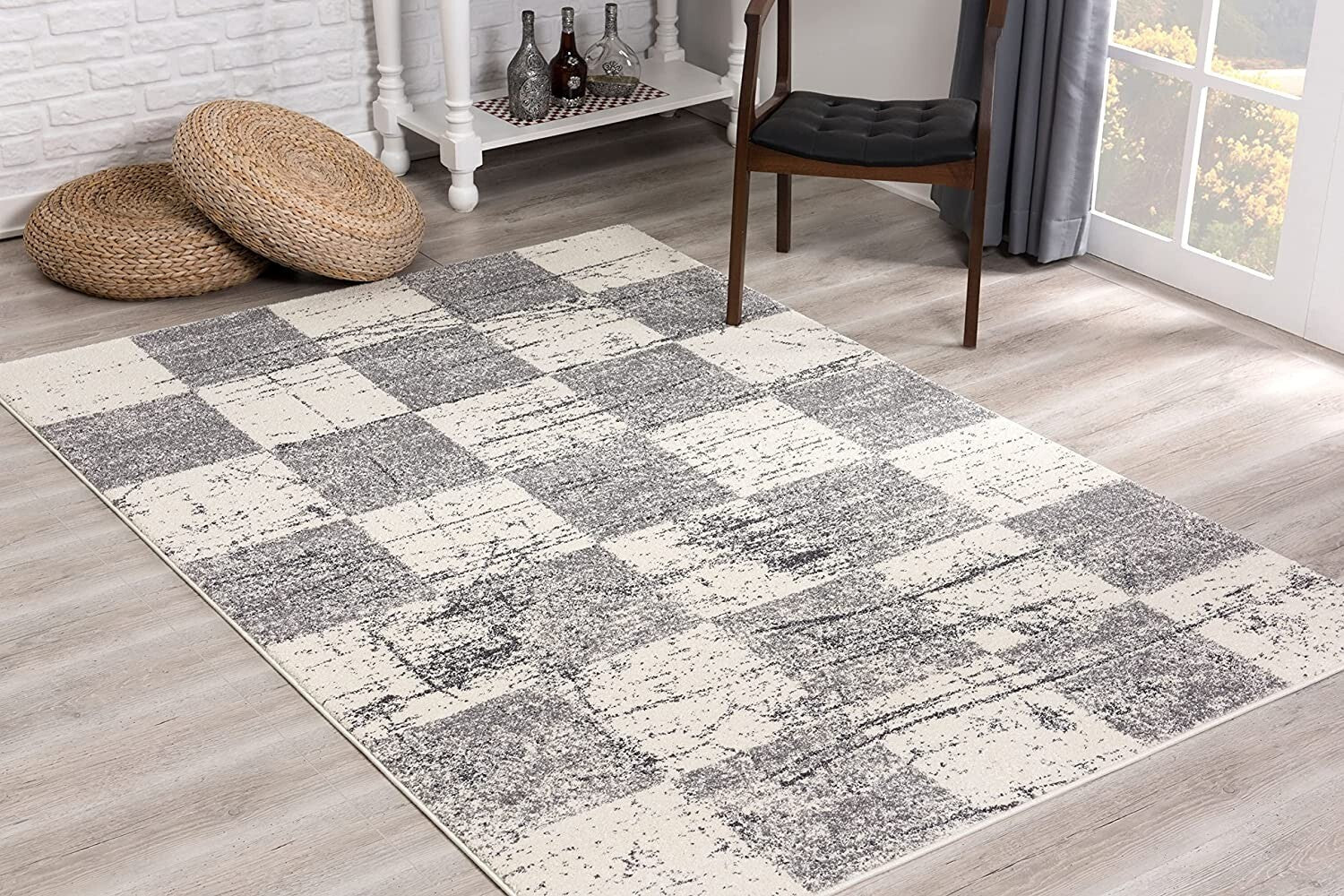 5' Round White And Gray Checkered Area Rug