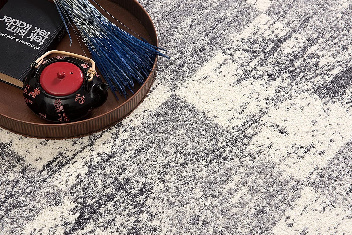 5' Round White And Gray Checkered Area Rug