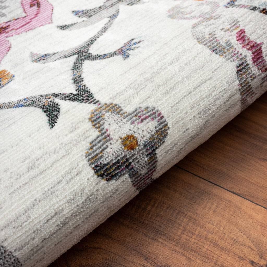 5' x 8' White Floral Quatrefoil Area Rug