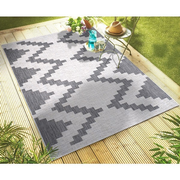 5' x 7' Gray Geometric Indoor Outdoor Area Rug