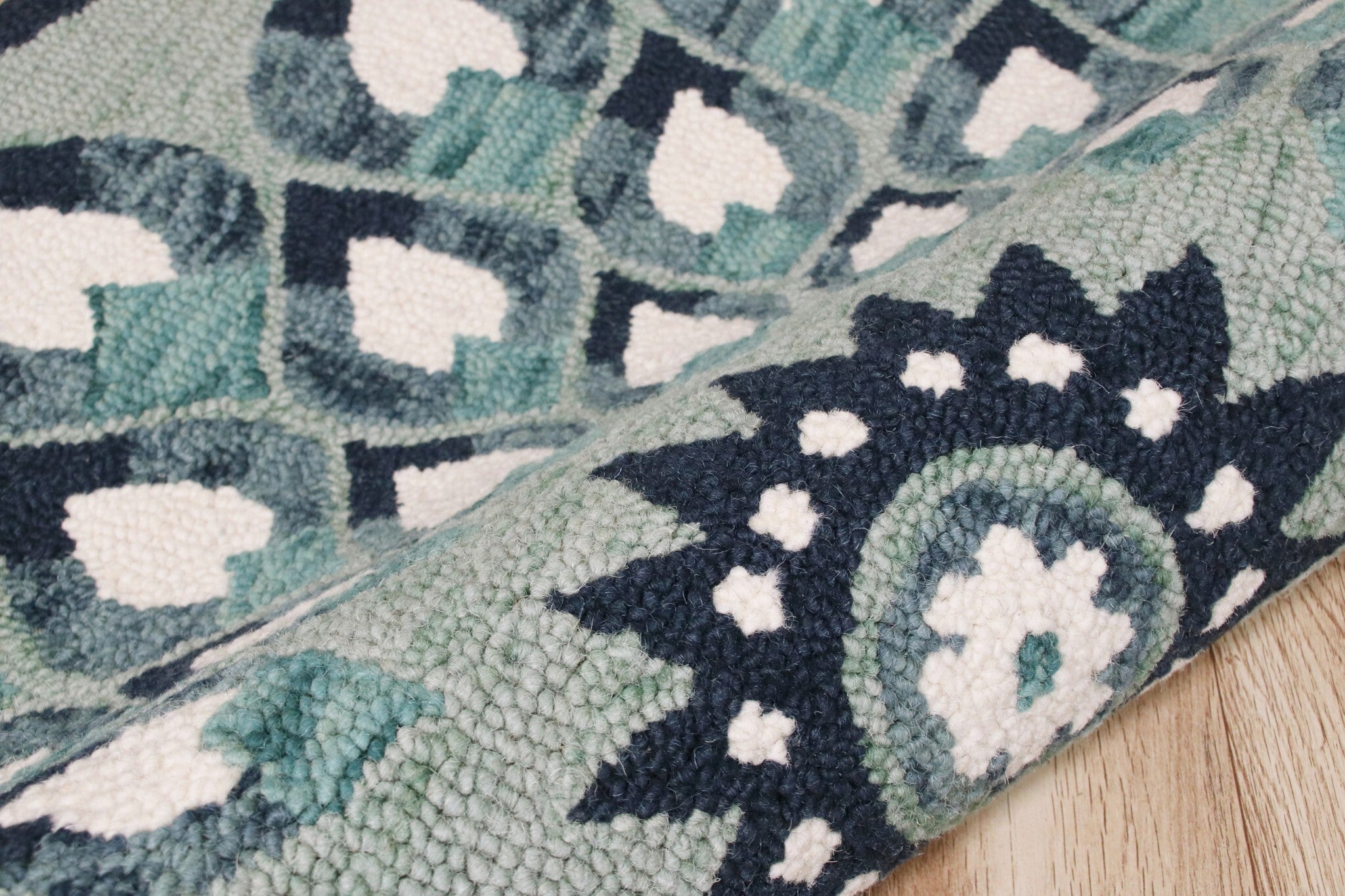 6' Round Blue and White Floral Feathers Area Rug