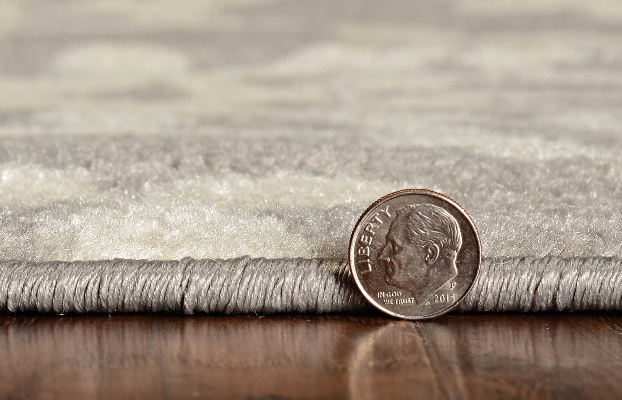 5'X8' Grey Ivory Floral Machine Woven Polypropylene Area Rug