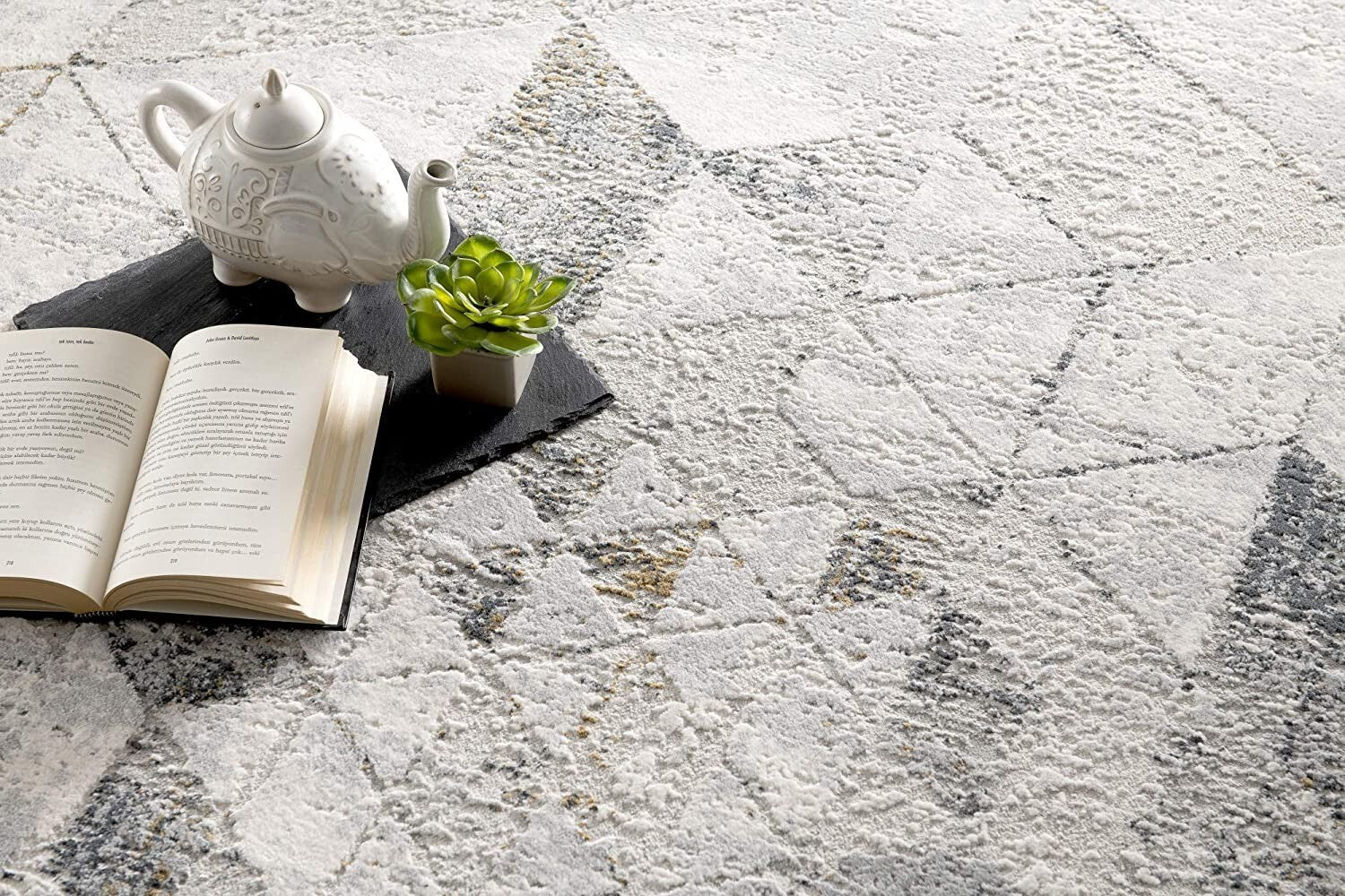 5' X 8' Gray And Ivory Abstract Distressed Area Rug