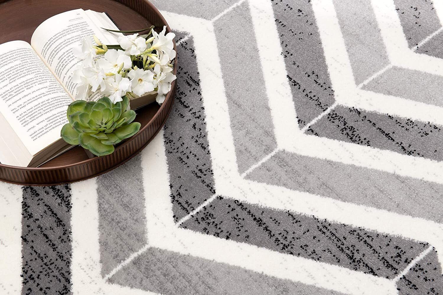 4' X 6' Gray Distressed Chevron Area Rug